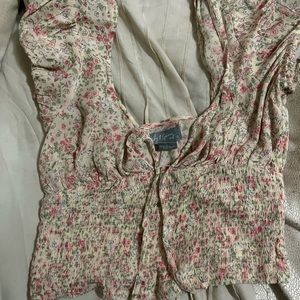Cute floral ditsy cropped shirt.